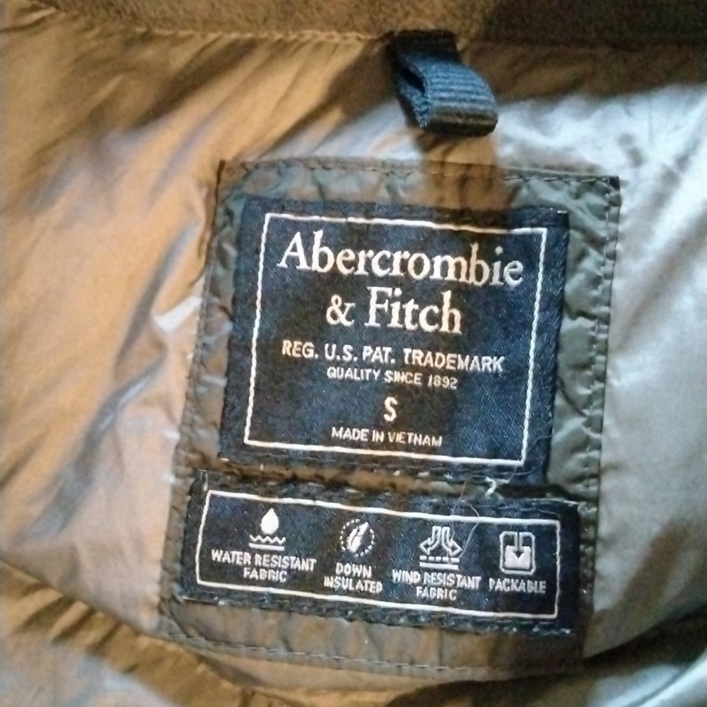 Abercrombie & Fitch steel  grey down lightweight puffer jacket.Size small. - Picture 9 of 15